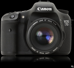 Canon EOS 7D with 18-135mm Lens Kit at 900 Euro