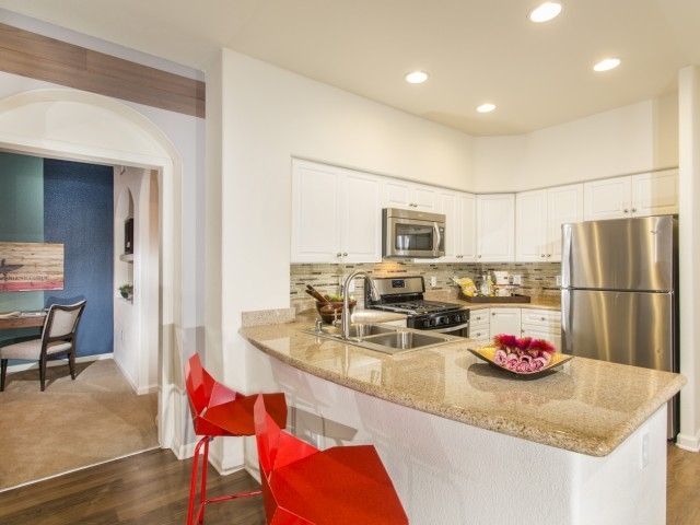 San Diego - superb Apartment nearby fine dining. Covered parking!