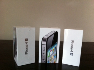 Selling  New Apple Iphone 4s 32gb @300euros